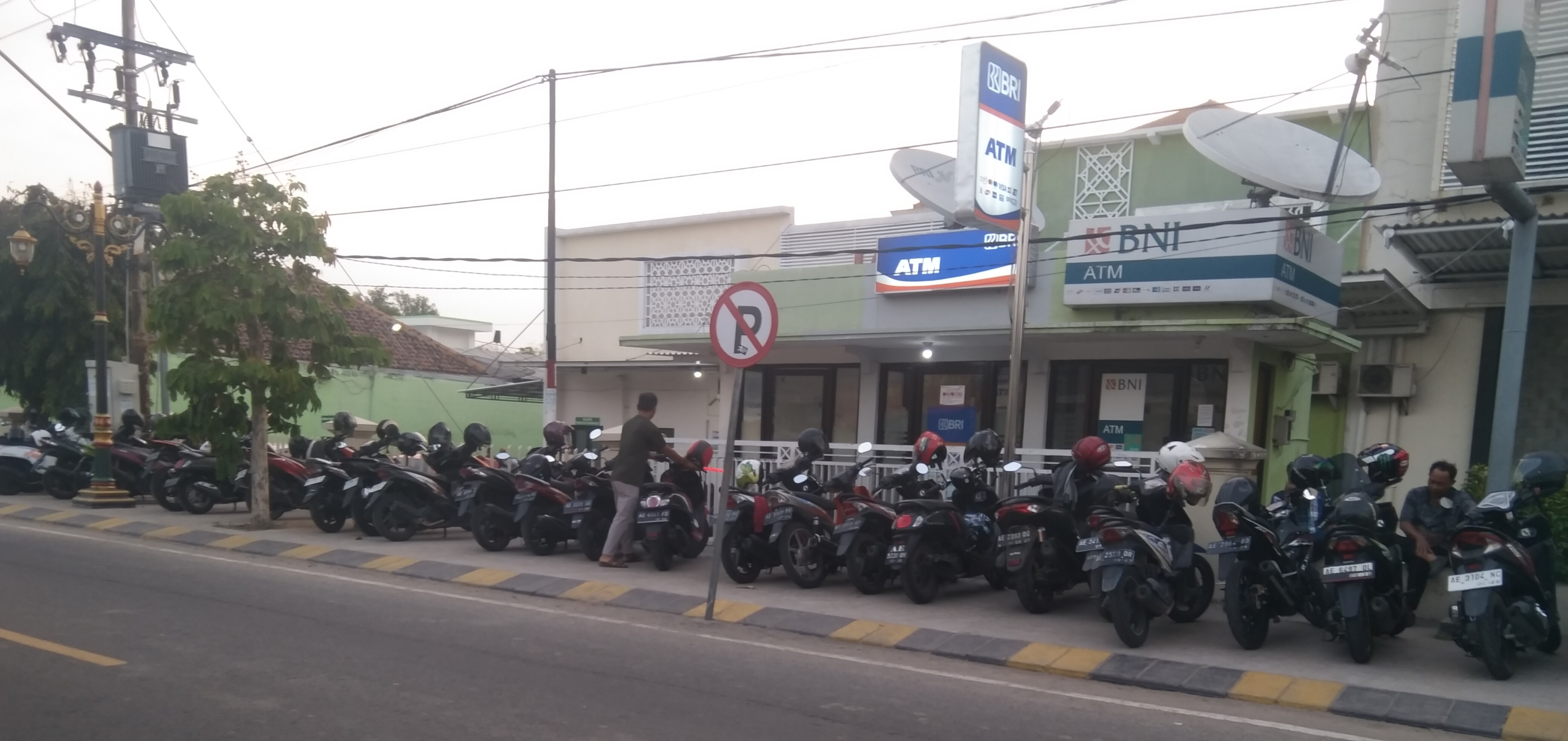 Waduh, Trotoar Yang Seharusnya Buat Pejalan Kaki, Malah Buat Lahan Parkir