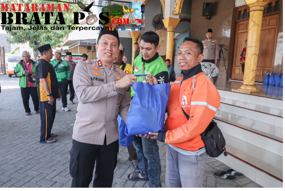 Jum'at Berkah, Polres Bojonegoro Salurkan Sembako untuk Komunitas Ojol
